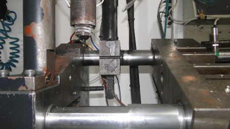 Barramento inclinado posibilita encaixe de dispositivos mecânicos e pneumáticos (rosca por exemplo)